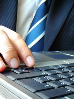 fingrar på keyboard